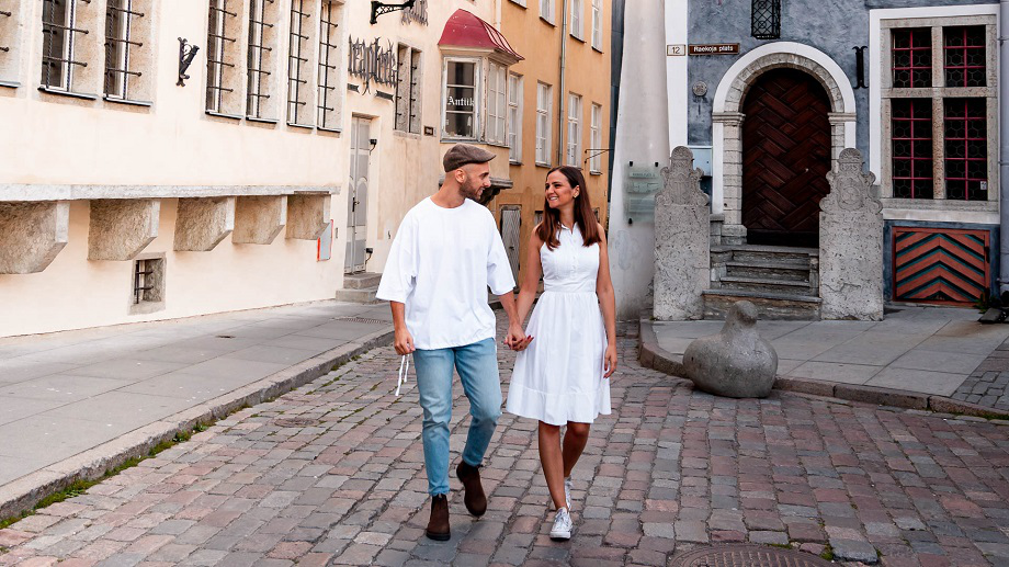 Insta-famous couple Domi and Frida shares tips for couple photography