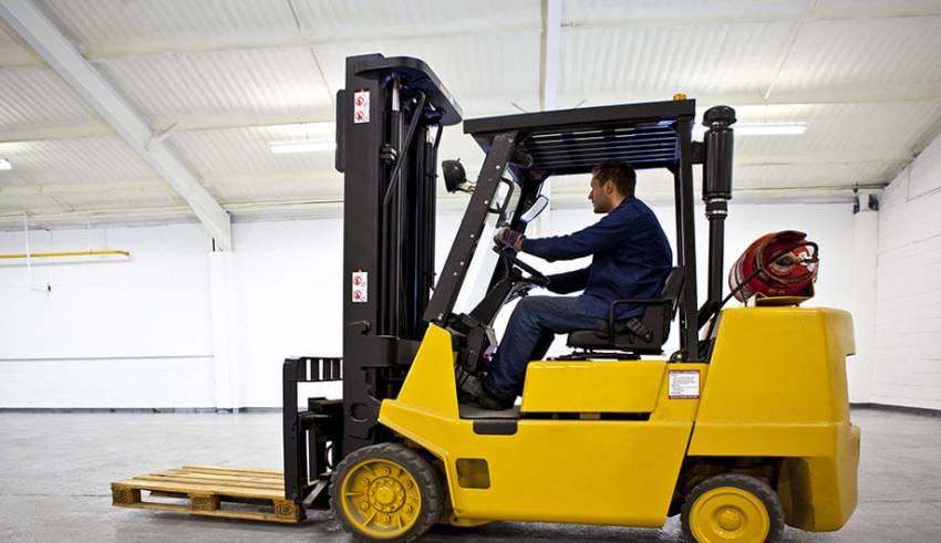 Why More Companies Are Choosing Renting Forklift Over Buying