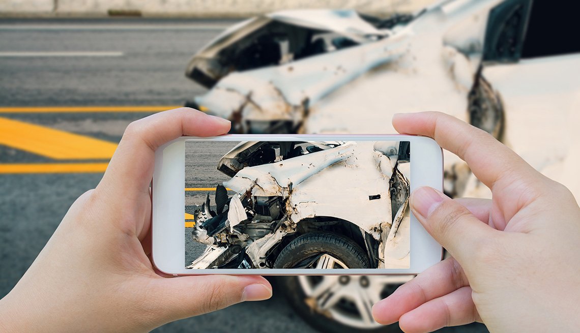 WHAT TO DO WHEN YOU ENCOUNTER A CAR ACCIDENT