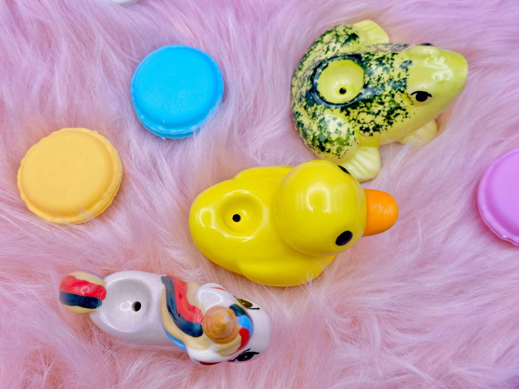 5 Beautiful Girly Pipes by Cosmos Art Ceramics: Amazing Pipes for Gifts to Your Bestie